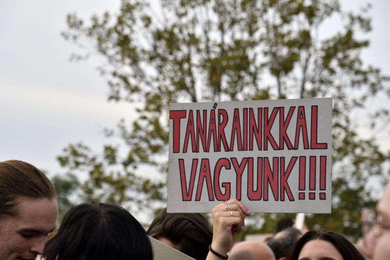 A győri élőláncban a Nemzeti Pedagógusi Kar elnöke is tiltakozott