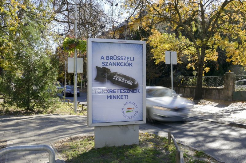 Nem tartott sokáig a Fidesz nemzeti konzultációs plakátja Szombathelyen – Egy kicsit kiegészítették őket