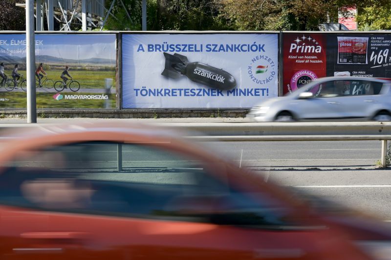 Bejött a kormánynak az EU által kritizált, ízléstelen bombás plakátkampánya – A magyarok többsége gyorsan szembefordult a brüsszeli szankciókkal