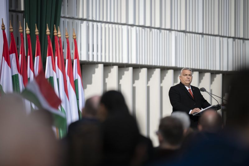 Orbán Viktor telefont ragadott – kiderült, kivel és miről tárgyalt