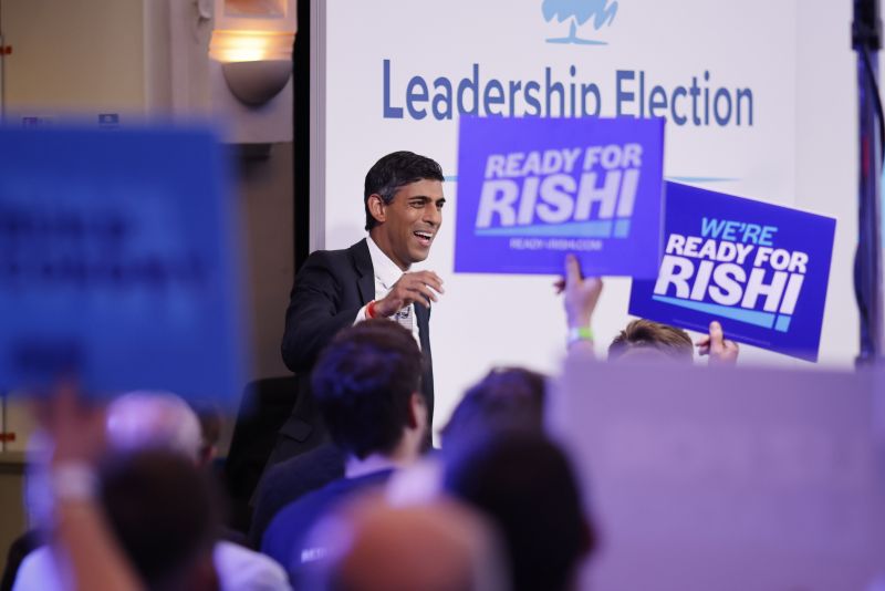 A brit fogadóirodák szerint Rishi Sunak a legesélyesebb a Konzervatív Párt vezetői tisztségére