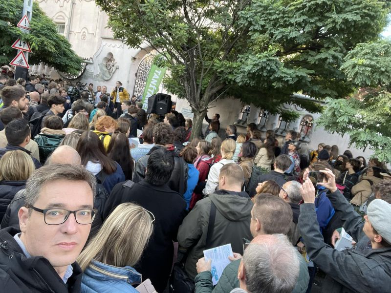 Tüntetéssel indult a hétfő a Kölcsey gimnáziumnál – fotó