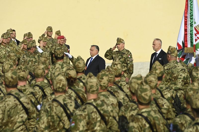 Orbán Viktor rápörgött a hadseregre