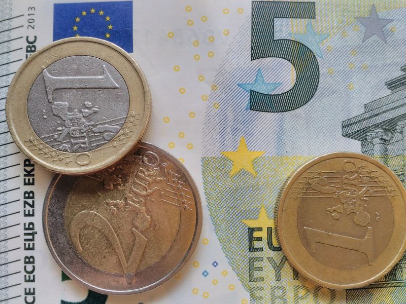 420 forintos szint alatt nyitott kedden az euró