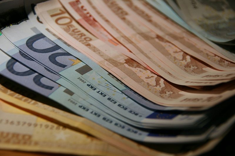Közel 430 forintos szinten nyitott az euró szerdán