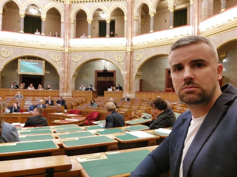 Jakab Péter dühös fotóval közölt rossz hírt a magyar adófizetőkkel