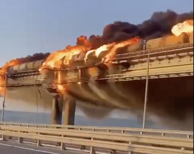Hatalmas pofon Putyinnak: Felrobbantották a Krími hidat – videó