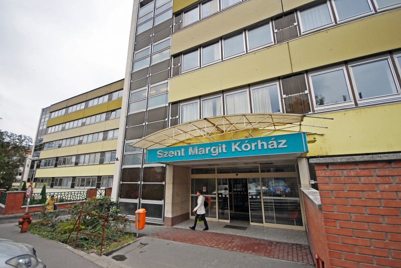 A kórház udvarán szült egy nő Budapesten: a szülészeten nem vették fel a telefont, a férj véres ruhában, ordítva rohant segítségért