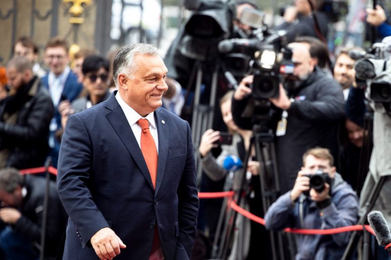 Orbán menekül Budapestről