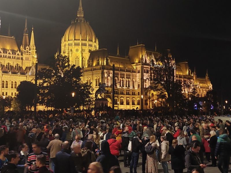 Döbbenetes tüntető tömeg Budapesten: diákok ezreinek van elege a kormányból 