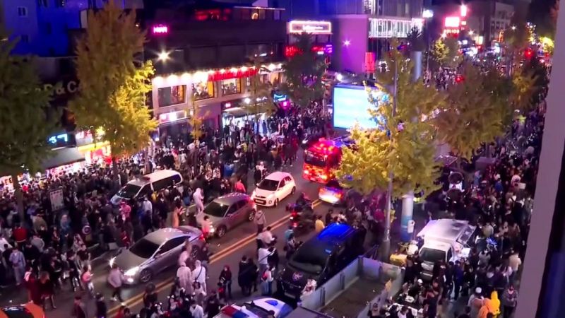 Halloweeni tragédia Szöulban: közel 150 embert tapostak halálra egy utcai csődület során