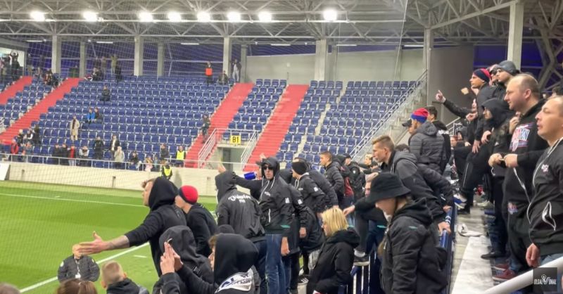 "A k**va anyátokat!" Saját szurkolóik döngölték földbe a Fehérvár focistáit a Vasas elleni zakó után