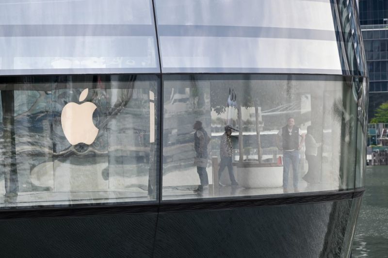 Apple boltba hajtott egy férfi a terepjárójával, egy ember meghalt Massachussets-ben