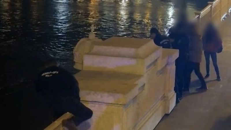Öngyilkosságra készülő lányt húztak vissza a rendőrök a Margit híd párkányáról – videó