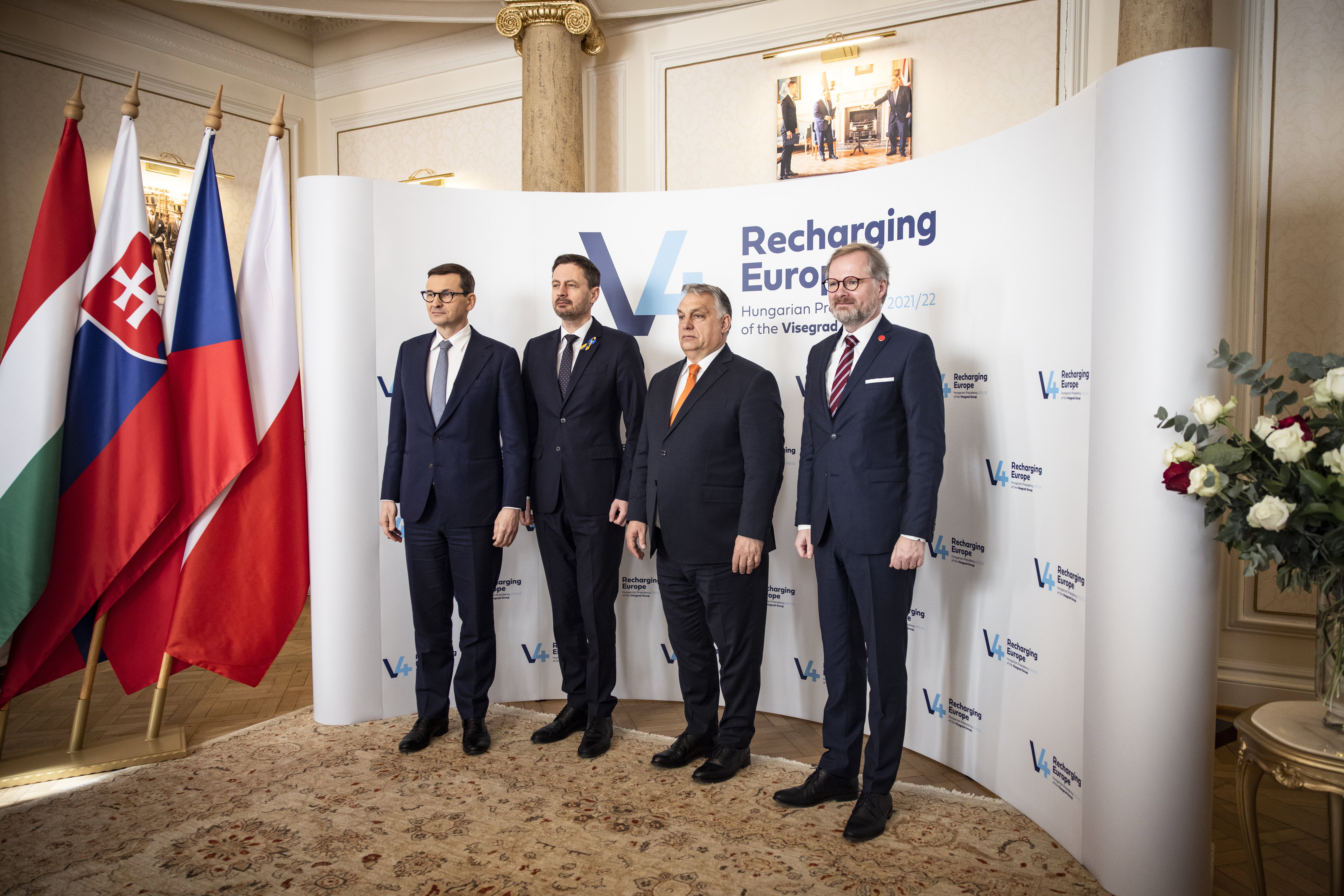 Orbán Viktort a lengyel, a szlovák és cseh miniszterelnök együttes erővel próbálja egy hatalmas döntésre bírni 