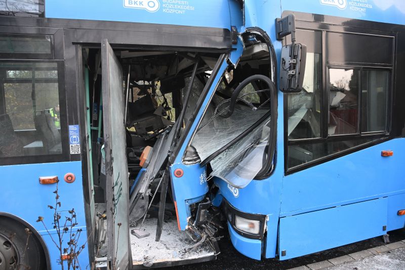 Brutális! Két autóbusz frontálisan ütközött, legalább nyolcan megsérültek Budapesten