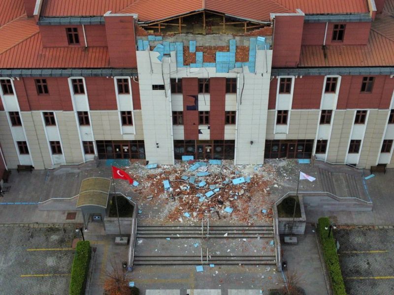 A pánik miatt sérültek meg nagyon sokan: erős földrengés rázta meg Törökország északnyugati részét