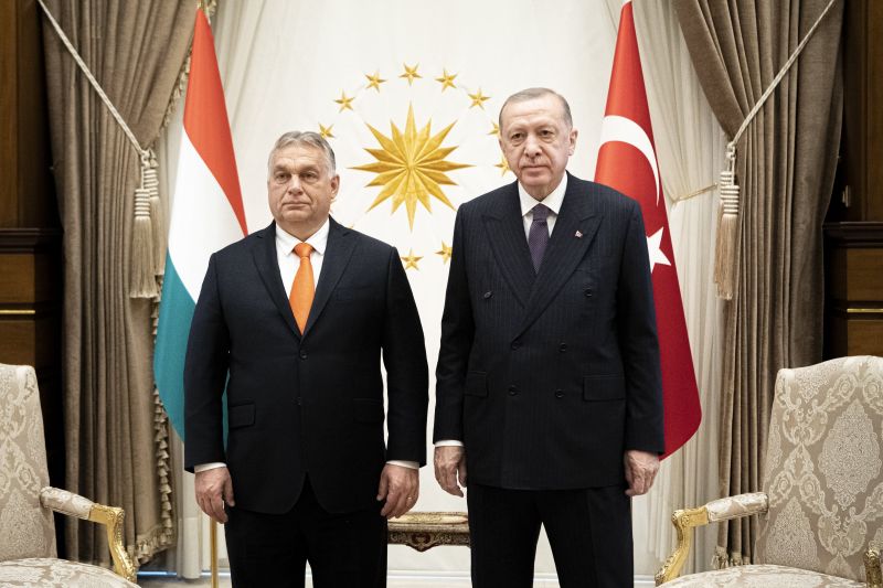 Orbán Viktor Üzbegisztánba repült, Erdogannal is találkozni fog