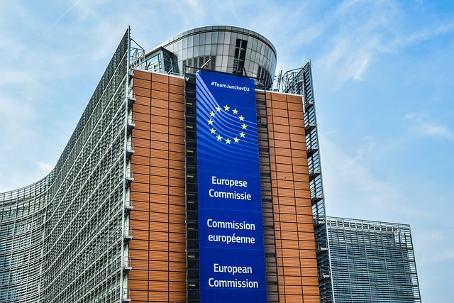 Népszava: 3000 milliárdos uniós támogatást fagyasztanak be, a helyreállítási pénzek folyosítását szigorú feltételekhez kötik