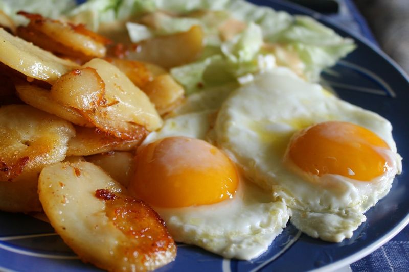 Gulyás nem mondott igazat a Kormányinfón: valójában az ilyen tojásra és krumplira vonatkozik az ársapka