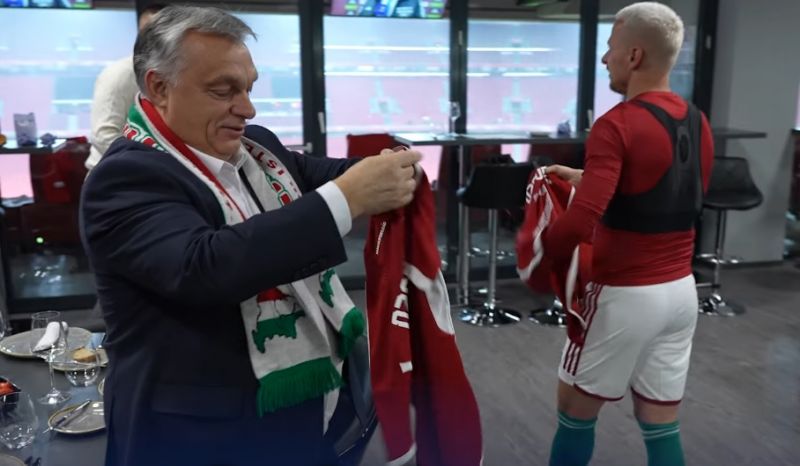 A románoknál máris kiverte a biztosítékot Orbán Viktor nagy-magyarországos szurkolói sálja