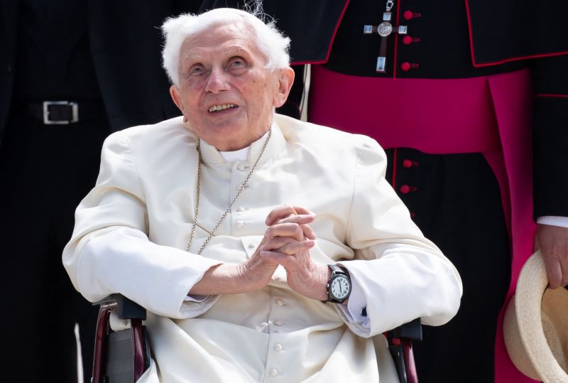 Kiderült, mikor temetik XVI. Benedek pápát