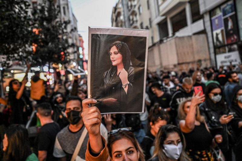Óriási siker: Iránban a tiltakozások hatására beszüntetik az erkölcsrendészetet