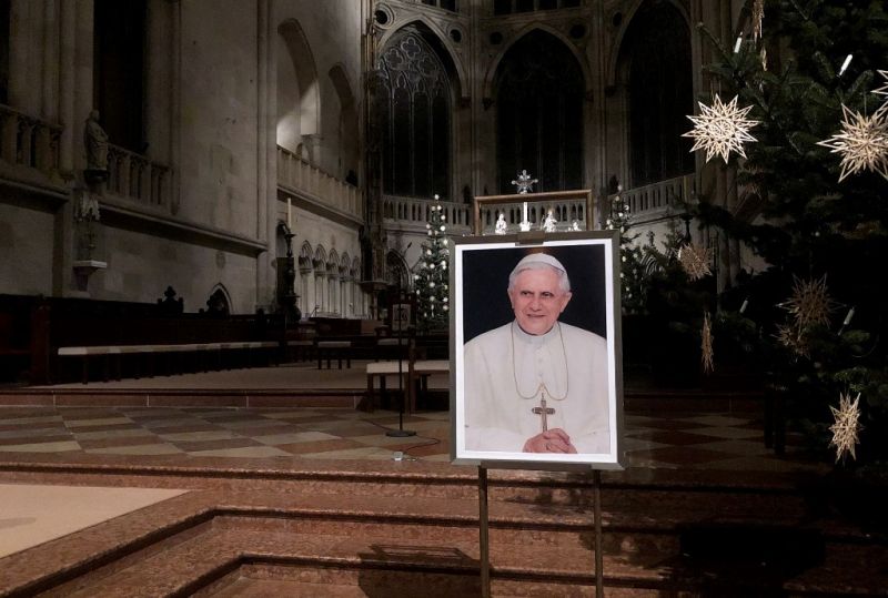 Súlyos, de stabil állapotban van XVI. Benedek pápa 