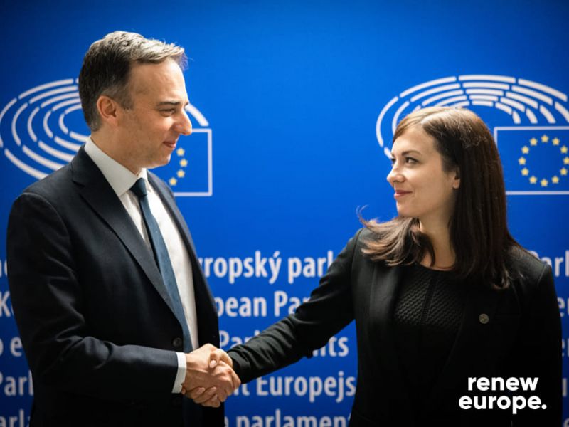 Brüsszelben beszélt Cseh Katalinnal a kormány hibáiról az Egyesült Államok budapesti nagykövete