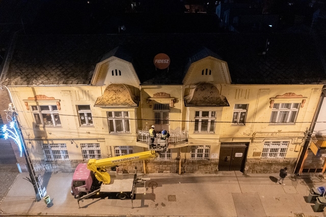 Fidesz-logót tettek a Külső-Pesti Tankerület épületének tetejére