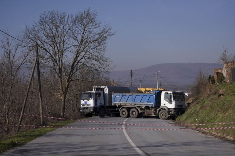 Feszült a helyzet Koszovó határán, a legmagasabb készültségben van a szerb hadsereg