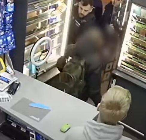 Késsel fenyegetőzött a mobiltelefon-üzletben, elkapták a rendőrök – videó