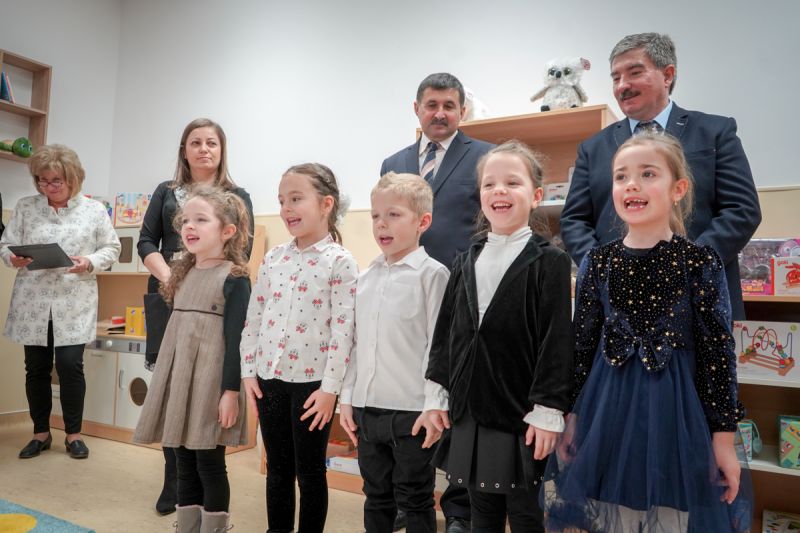 Fideszes politikusoknak adtak műsort gyerekek egy bölcsődeátadáson