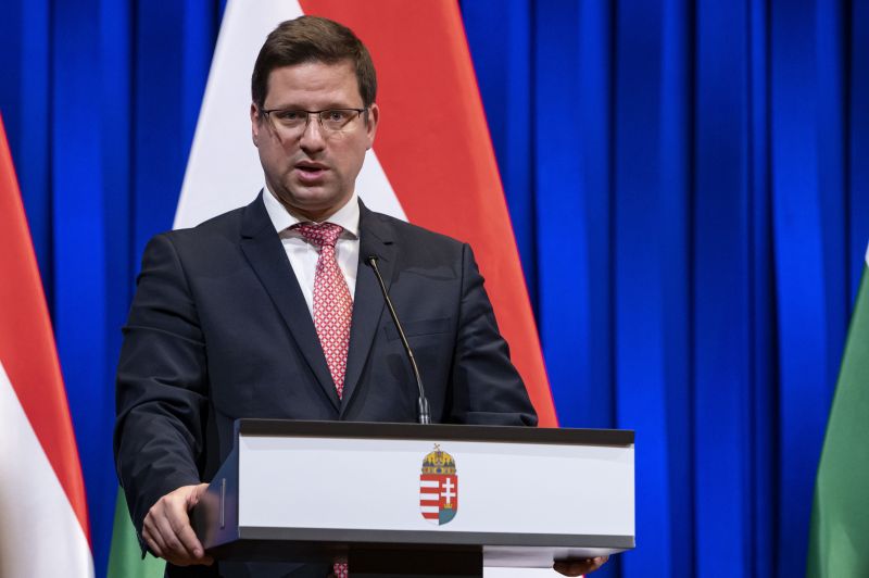 Gergely Gulyás und Mol-Führer Zsolt Hernádi halten eine außerordentliche Regierungsbesprechung ab - Die Preisobergrenze wird abgeschafft