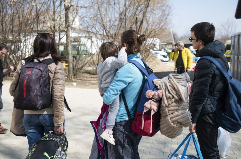 Folyamatosan érkeznek a menekültek Ukrajnából, szombaton közel 10 ezren lépték át a határt