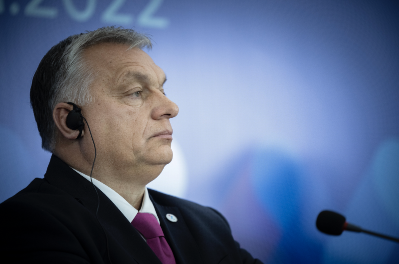 DK: "Orbán világvárost épít szülőfalujából, ezúttal egy négycsillagos szállodát húzott fel a magyar emberek pénzéből"