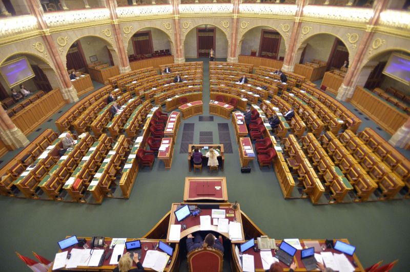 Hamarosan kezdődik a parlament idei utolsó ülése – Több mint három tucat kérdésben kell dönteniük