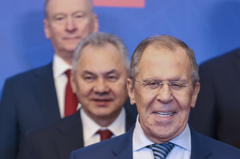 Szergej Lavrov bekeményített és megfenyegette a Nyugatot a biztonsággal kapcsoltban, az orosz külügyminiszter a NATO-ra is különösen berágott 