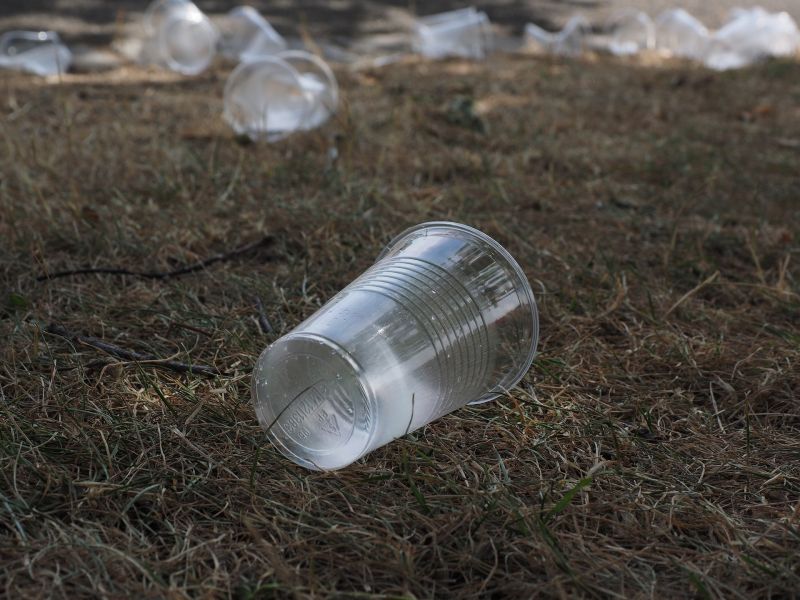 Visszalépett az Orbán-kormány: Mégsem tiltják be a műanyag poharakat