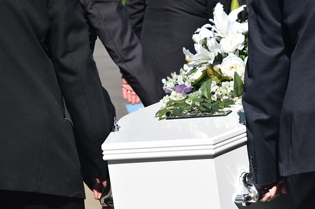 Döntöttek: Jelentősen megemeli a főváros a temetkezési díjakat január 1-jétől