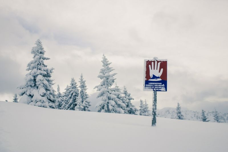 Legalább tíz embert sodort el a lavina Vorarlbergben, egyelőre egy embert tudtak kimenteni