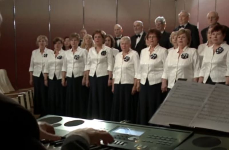 Tanárok és diákok éneklik a Himnuszt az RTL-en újévkor 