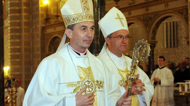 Berágtak a hívek a veszprémi érsekre, Ferenc pápától kérik a kirúgását