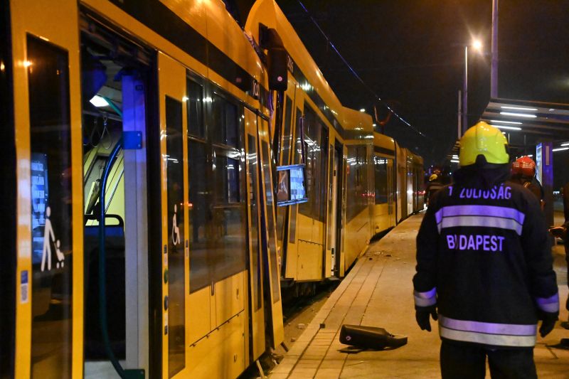 Összeütközött két villamos Budapesten – helyszíni fotók