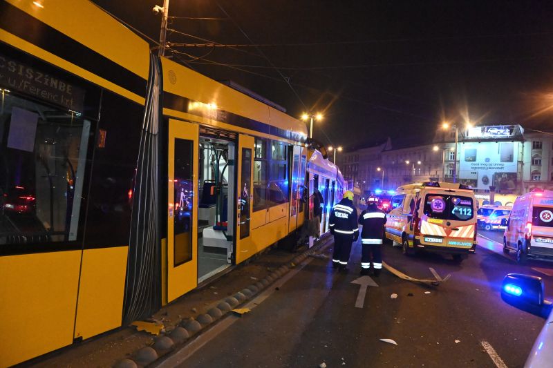 Összeütközött két villamos Budapesten – helyszíni fotók