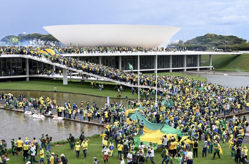 Mint a Capitoliumban! Bolsonaro hívei elfoglalták a brazil törvényhozás épületeit 