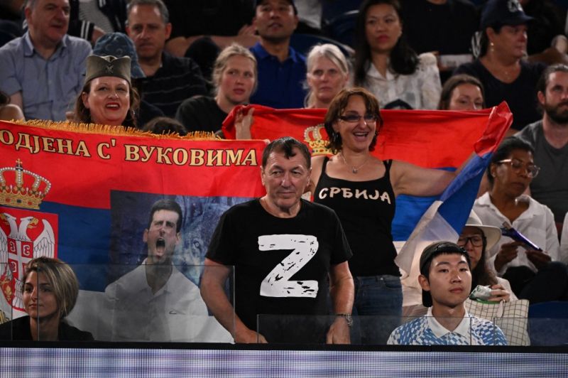 Botrány az Australian Openen: putyinos zászlóval pózolt Djokovics édesapja