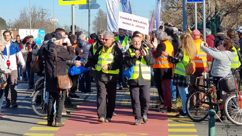 Tüntetés kezdődött Budapesten – Élő közvetítés a tanárok megmozdulásáról