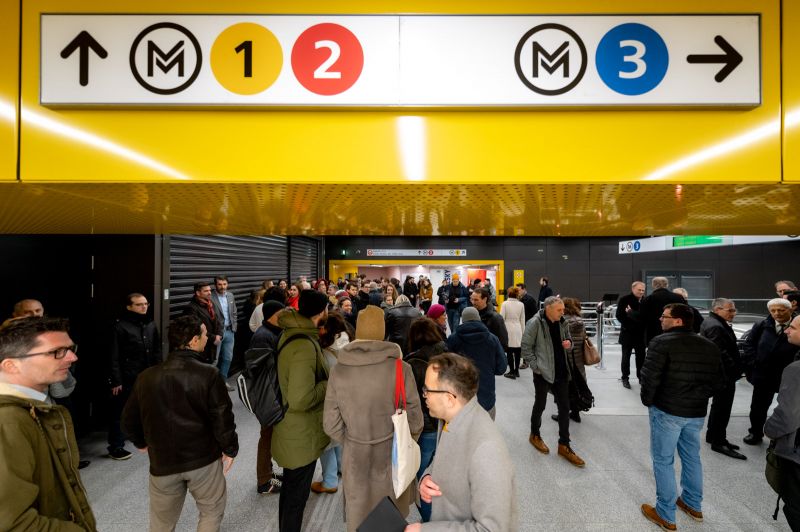 Így ünnepelte Karácsony a megújuló Deák téri metróállomást