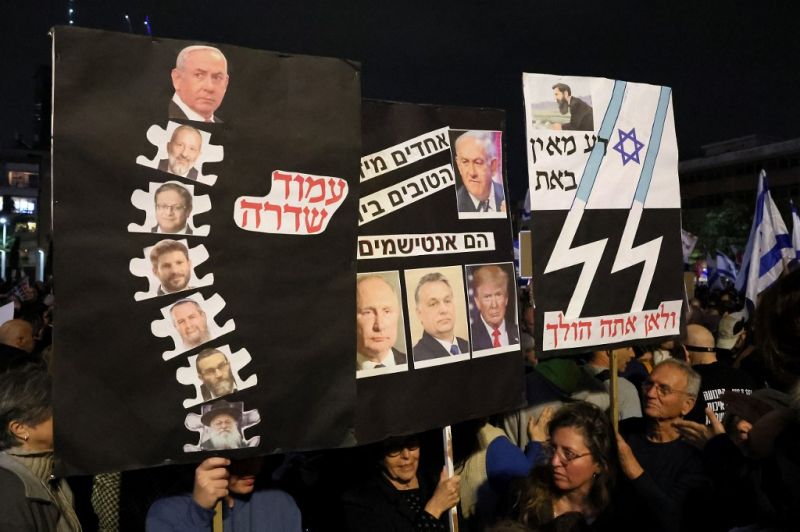 Több ezren tüntettek Netanjahu ellen Tel-Avivban, Orbán képe is előkerült – fotó